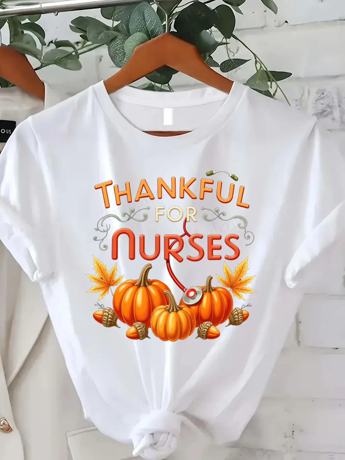 

Удобная женская футболка с принтом «Спаучный для медсестер» Футболка с тыквой и стетоскопом