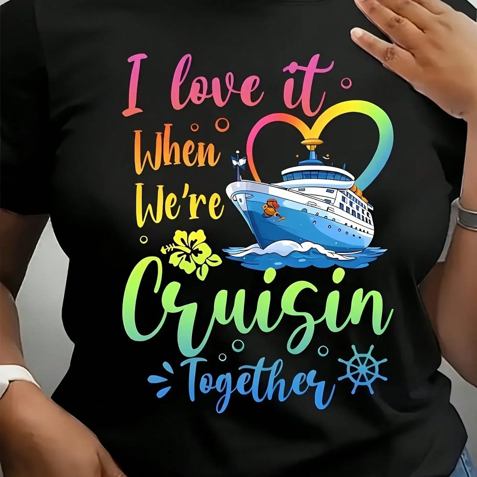 [Soft Graphic Tee] Soft & Breathable Plus Size I Love It When We're Cruisin' Graphic Tee  Vibrant Cruise Ship & Heart Design, Round Neck, Short Sleeves, Washable - Casual Summer Top For Women, Plus Size Blouses