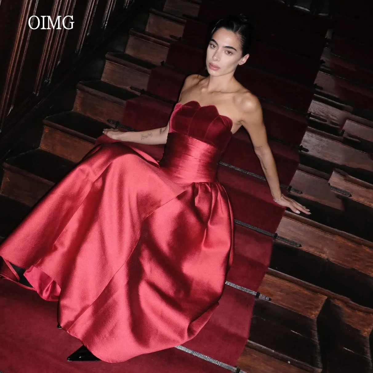 

OIMG Graceful Red Velvet Neck A Line Prom Gowns Satin Sleeveless Formal Party Gown Floor Length Evening Dress Customized