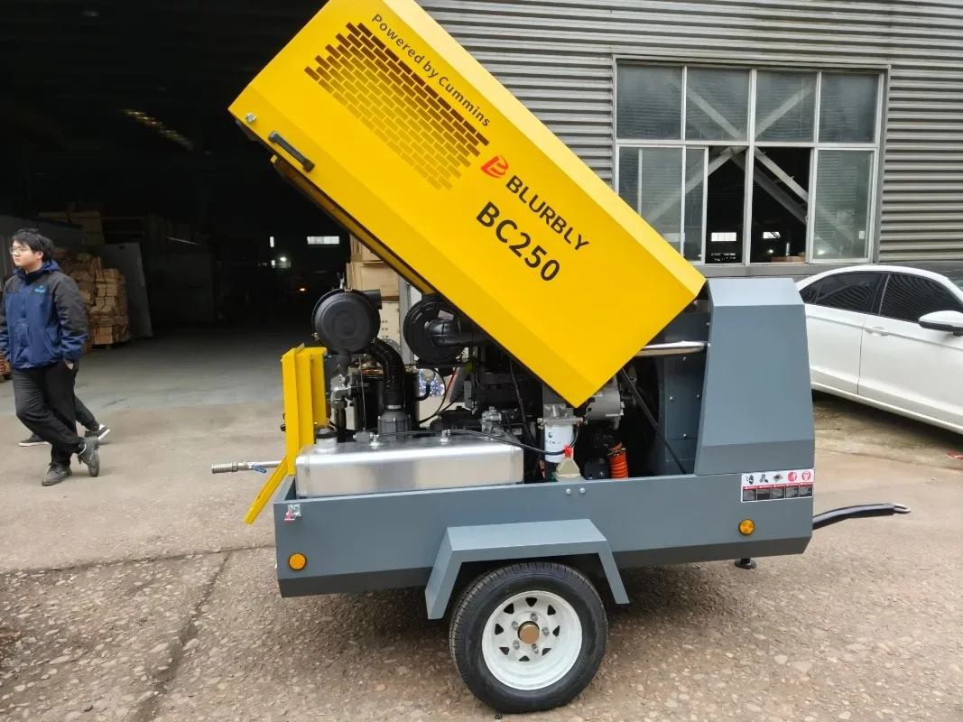 ضبابي كفاءة عالية توفير الطاقة 250 Cfm 60KW ضاغط الهواء المسمار المبرد منخفض الضوضاء لمضخة حفر الصخور بالديزل بالطاقة