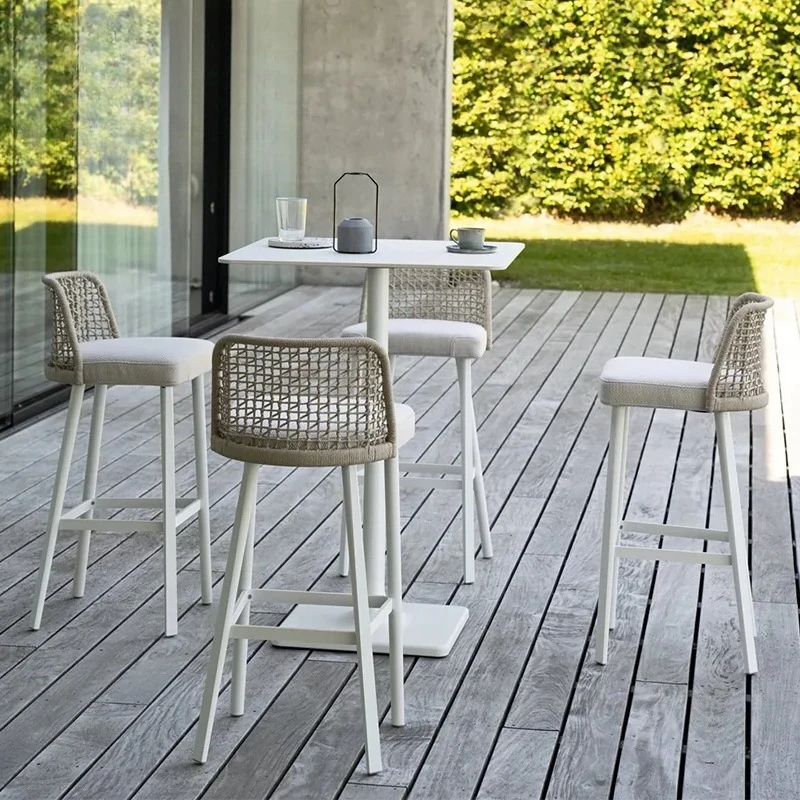 

Комплект мебели для виллы: барный стул, стол и четыре стула для сада/патио, водонепроницаемые, солнцезащитные, с ротанговой спинкой, высокие барные стулья