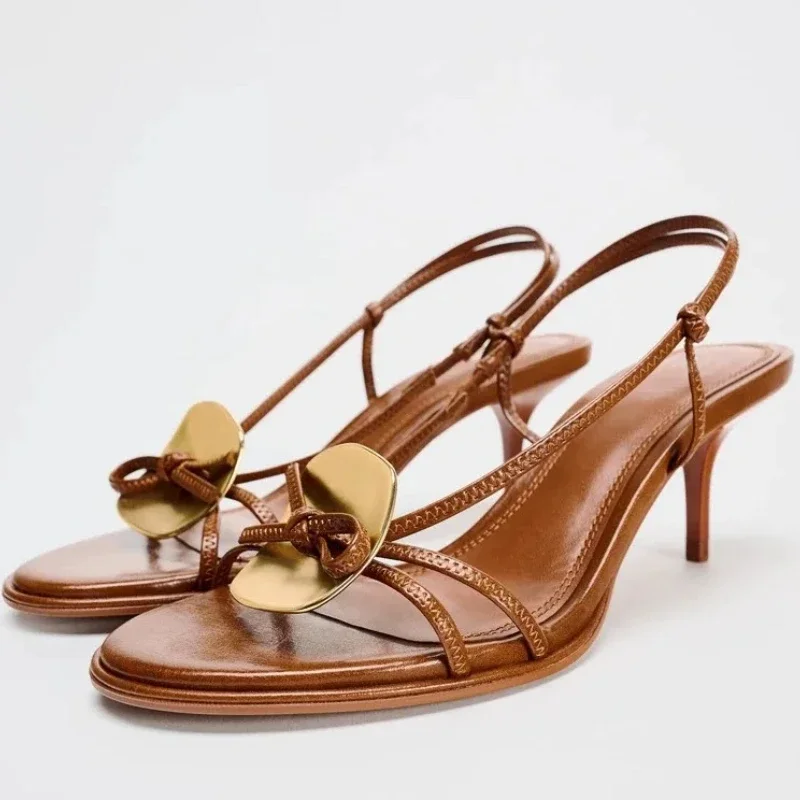 

Модные сандалии на высоком каблуке с узким ремешком и металлическими украшениями, женские пикантные летние дизайнерские туфли с круглым носком, элегантные вечерние модельные туфли