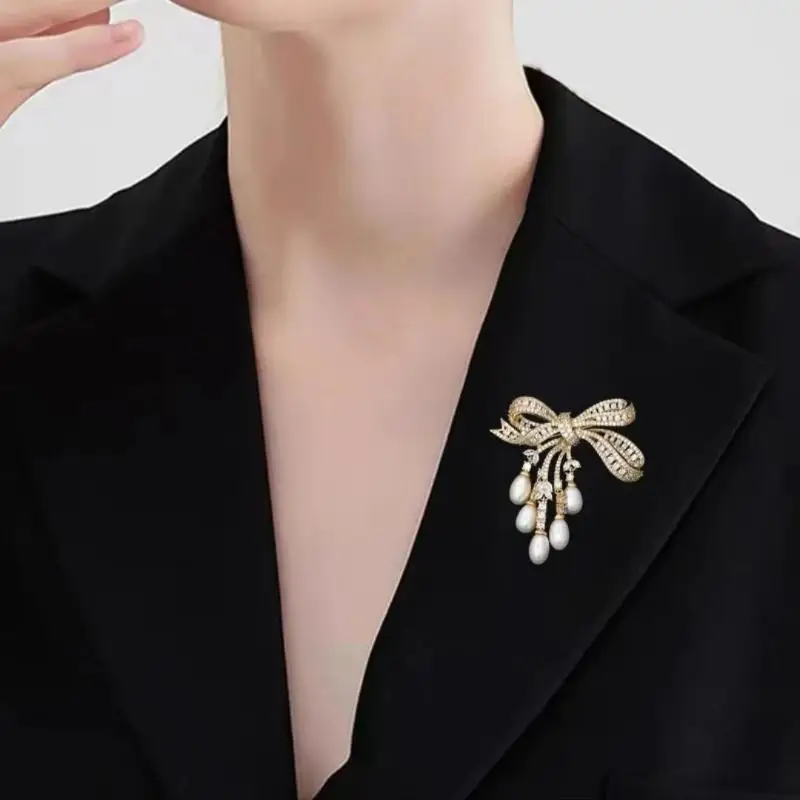 Luxuriöse Zirkon-Perlen-Schleife Quasten-Brosche für Damen, Kreative Handgefertigte Anzug-Corsage, Kleidungszubehör, Geschenke