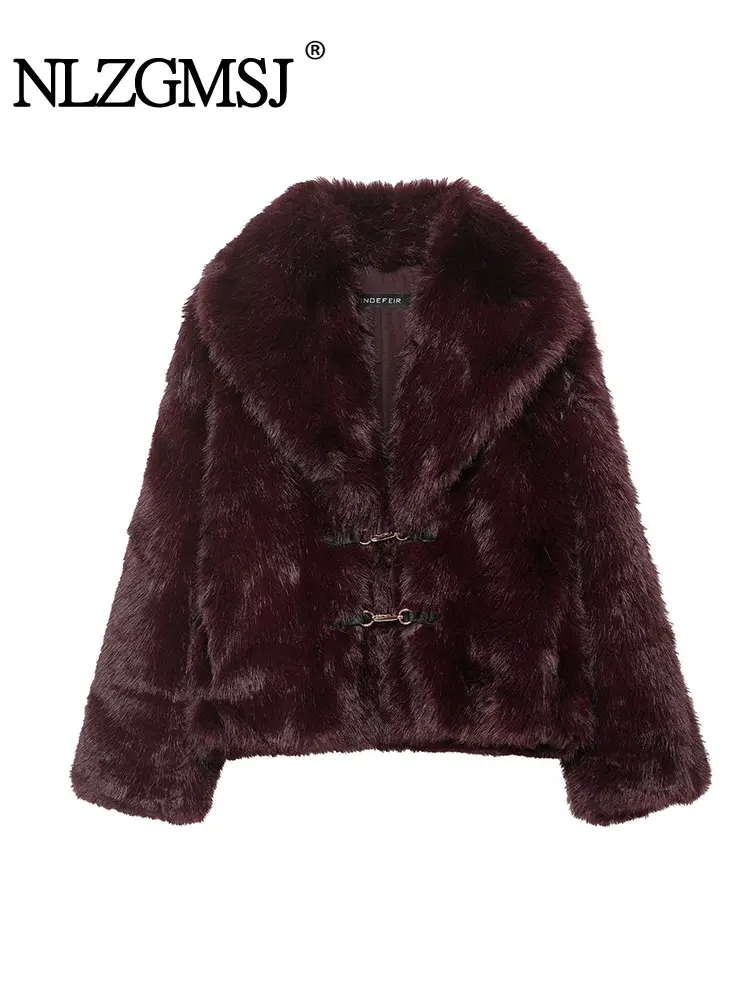 

NLZGMSJ женская меховая куртка 2025 женская новая короткая меховая куртка с длинным рукавом на пуговицах женская зимняя модная верхняя одежда для отдыха