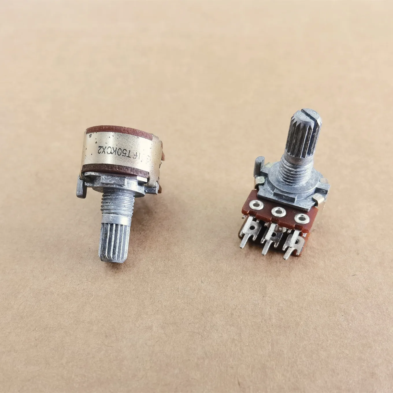 

Original new 100% 16 Type double potentiometer C50K handle length 15MM plum blossom axis (SWITCH)