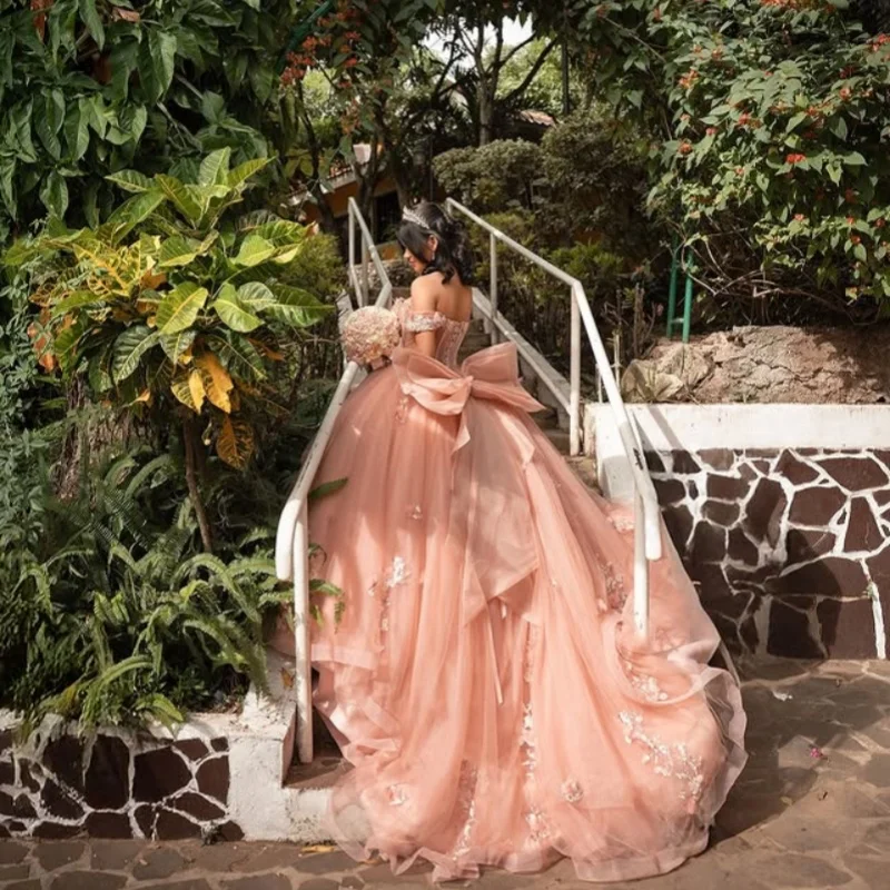 Abito Quinceanera arancione chiaro con spalle scoperte Decalcomania fiore 3D in cristallo di pizzo Coda lunga Fiocco abiti da 15 Quinceanera ﻿ Personalizza