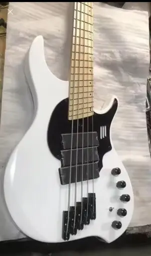 

5-струнный белый бас, фиксированный мост, корпус из цельного дерева, кленовый гриф, активный аккумулятор, мини-переключатель, бас DingW, настраиваемый