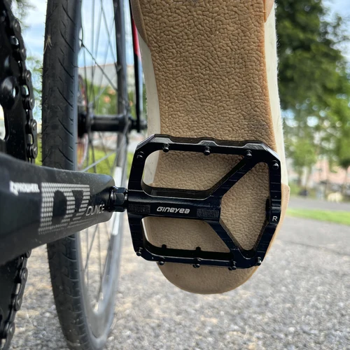 Imagen 2 del producto GINEYEA Pedal de bicicleta de aleación de aluminio, rodamiento de sellado, Pedal de bicicleta MTB con clavos antideslizantes, accesorios para bicicleta de montaña