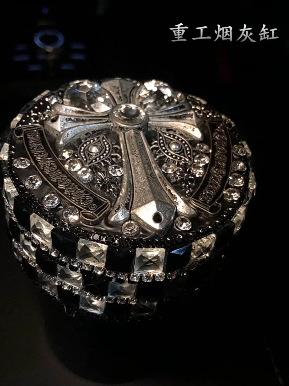 European trendy brand luxury diamond-encrusted cross personalized men's raw car car ashtray non-slip pad car decoration
