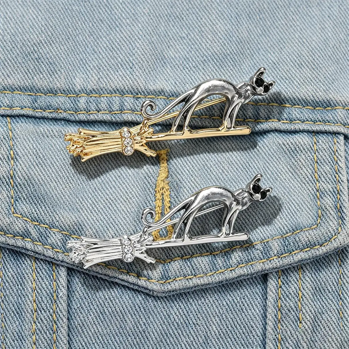 Cute Cartoon Broomstick Cat Brooch Backpack Lapel Pin Animal Metal Badge Cosplay Clothing Jewelry Accessories Gift For Friends