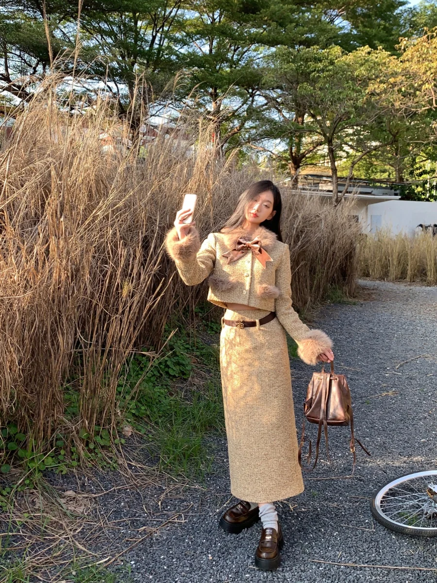 

Комплект из двух предметов: хлопковая куртка с воротником из меха в виде колосьев пшеницы и длинная юбка в стиле колледж