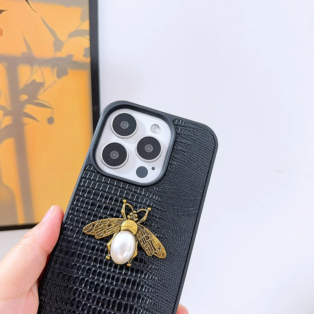 Funda de cuero PU de abeja perla 3D de Animal Retro de lujo para iPhone 17 16 15 14 Funda de teléfono 13 12 11 Pro MAX Funda trasera dura a prueba de golpes