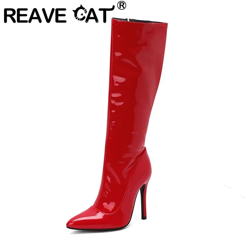 

REAVE CAT 2025 Новые пикантные женские сапоги до колена с острым носком 11 см на молнии на шпильке Большой размер 41 42 44 45 46 Глянцевая женская обувь для свиданий