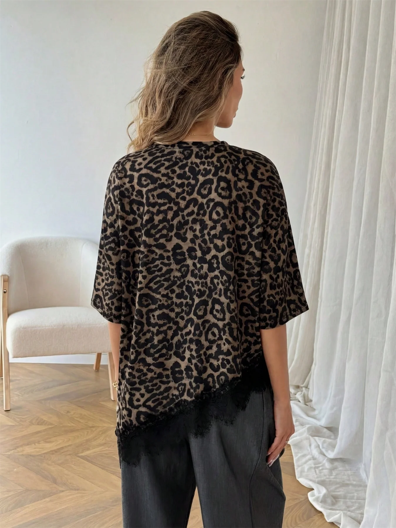Sommerliches, modisches, neues, lässiges, schlichtes, einfarbiges Oberteil mit Rundhalsausschnitt, schrägem Spitzen-Patchwork und kurzen Ärmeln für Damen – Detail 12