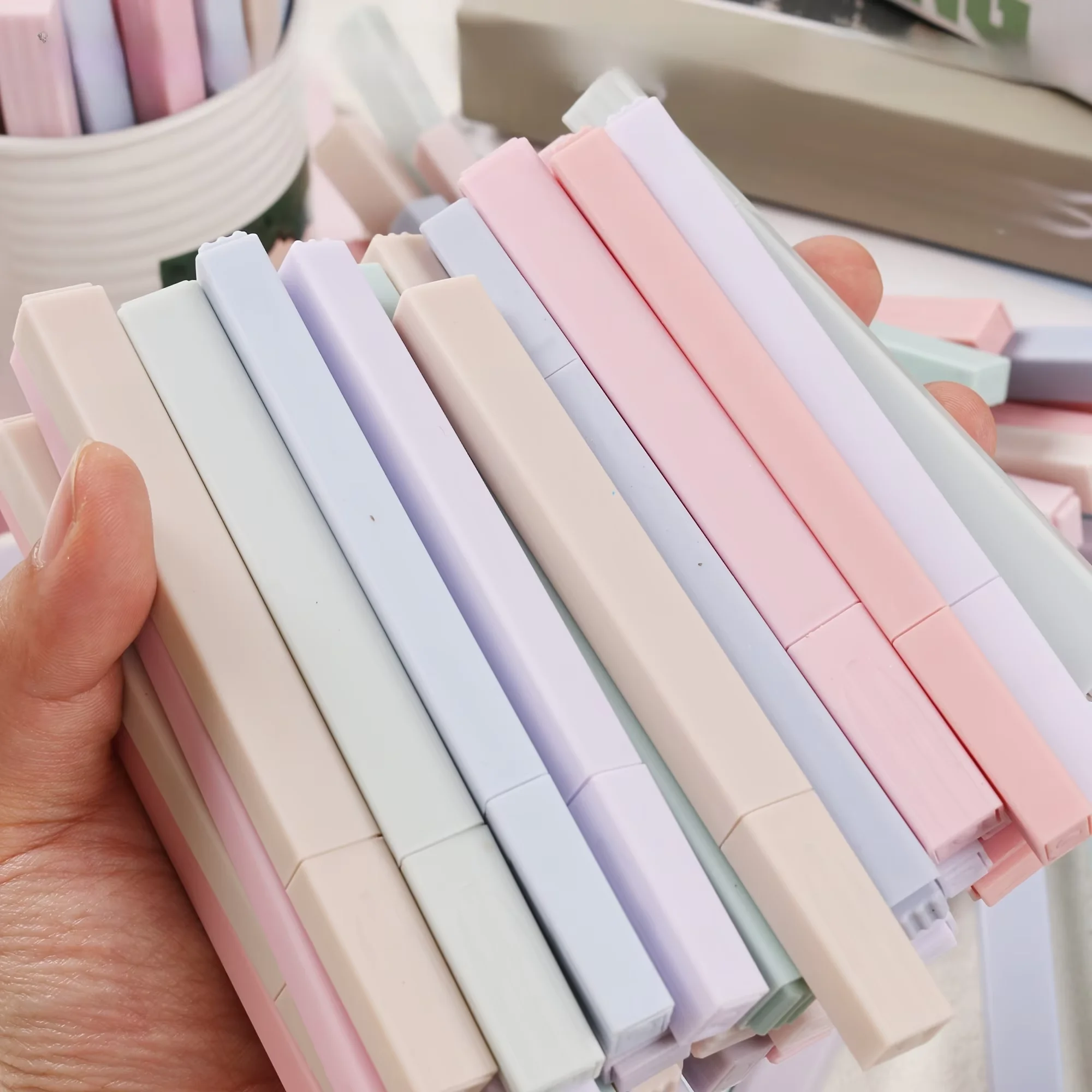 12‑pack macaron‑colored highlighters with chisel tip. Soft multi‑colors, ideal for school, office, journals, note‑taking