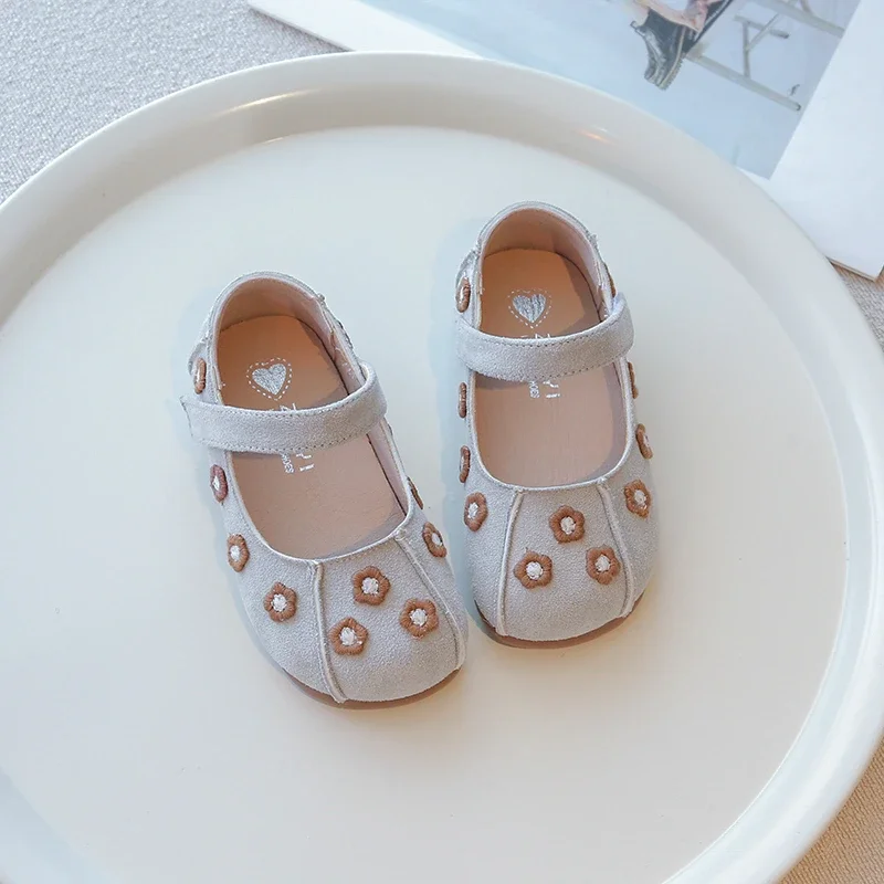 

2025 New Girls Leather Shoes Elegant Fashion Kids Princess Shoes Soft Sole Non-slip Children Flats Embroidered Flowers Sweet