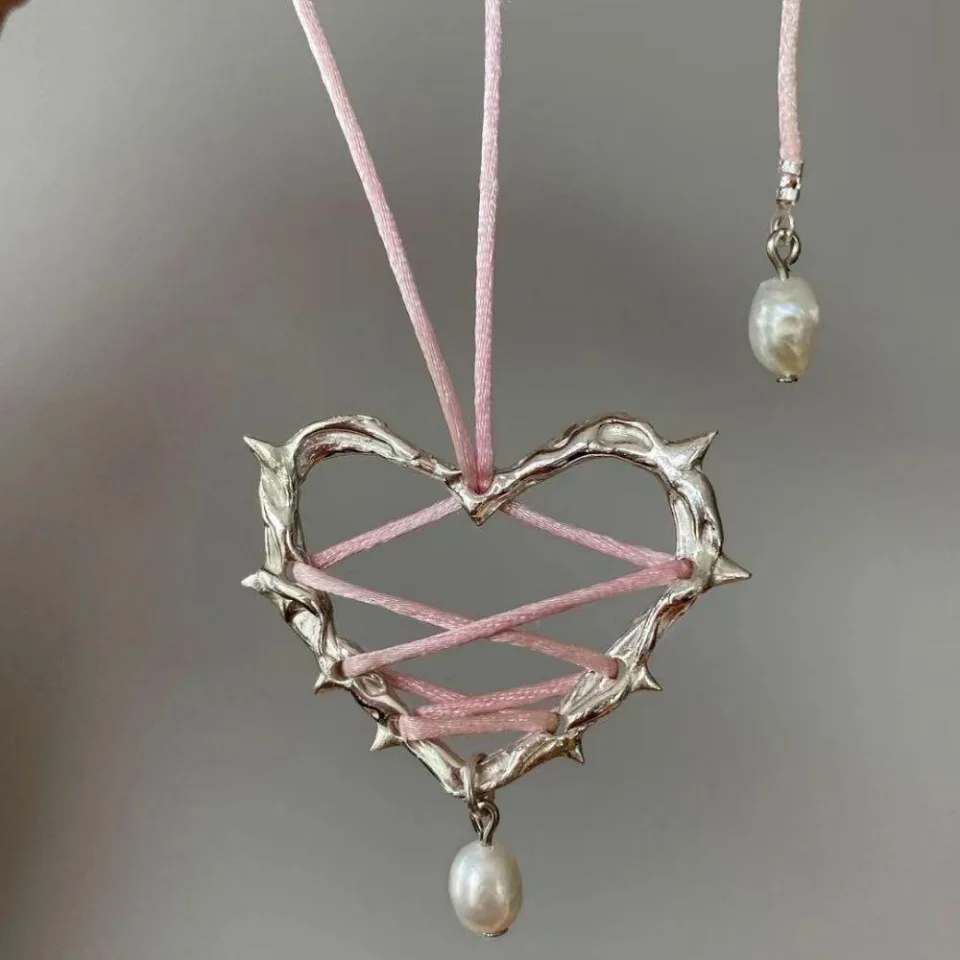 

Kiss Jewelry 2024 Sweet Cool Thorn Heart Shape Wrapped Ribbon Pearl Pendant Necklace for Women Korean Fashion Kpop Y2K Necklace