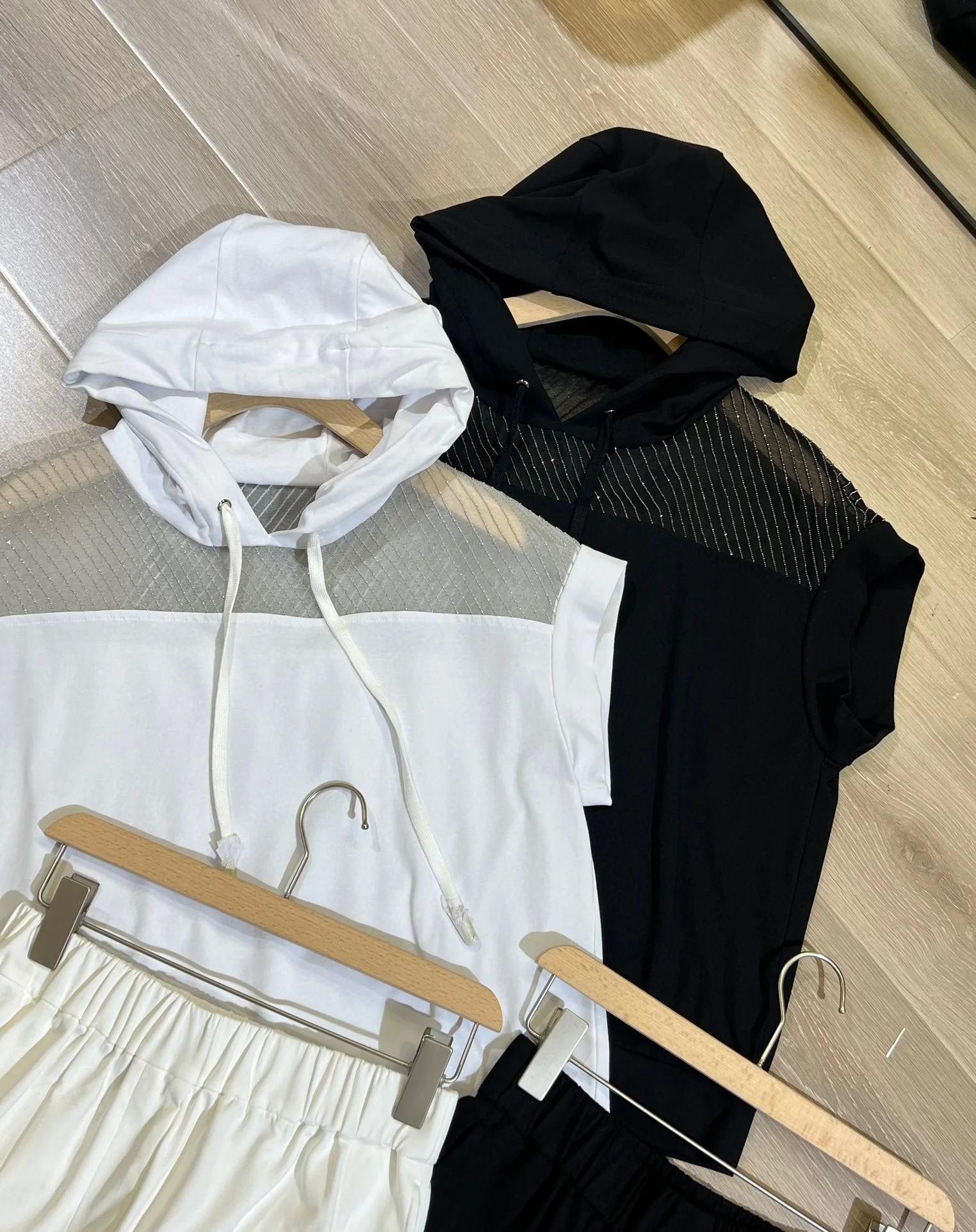 

Summer Beads Embellished Short Sleeve Hoodie