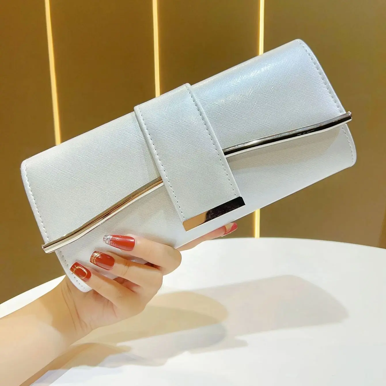 

Fashionable Luxury Square Clutch Bag for Women Flip-top Buckle Handbag with Long Chain Shoulder Bag Evening Wedding Dinner Bags