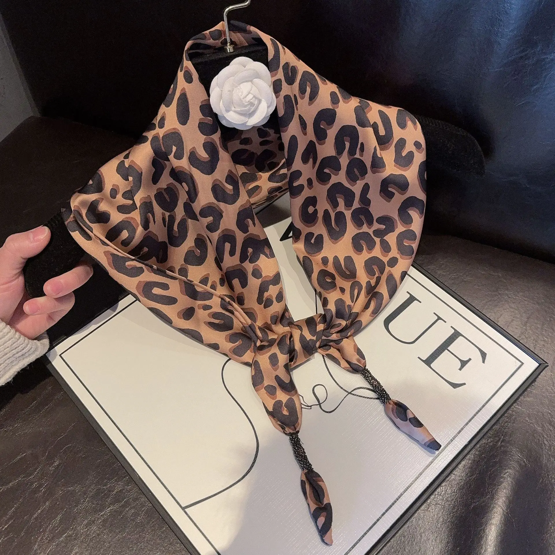 Luxury Bags For Travel - Lenço de Seda Triangular Estampa Leopardo