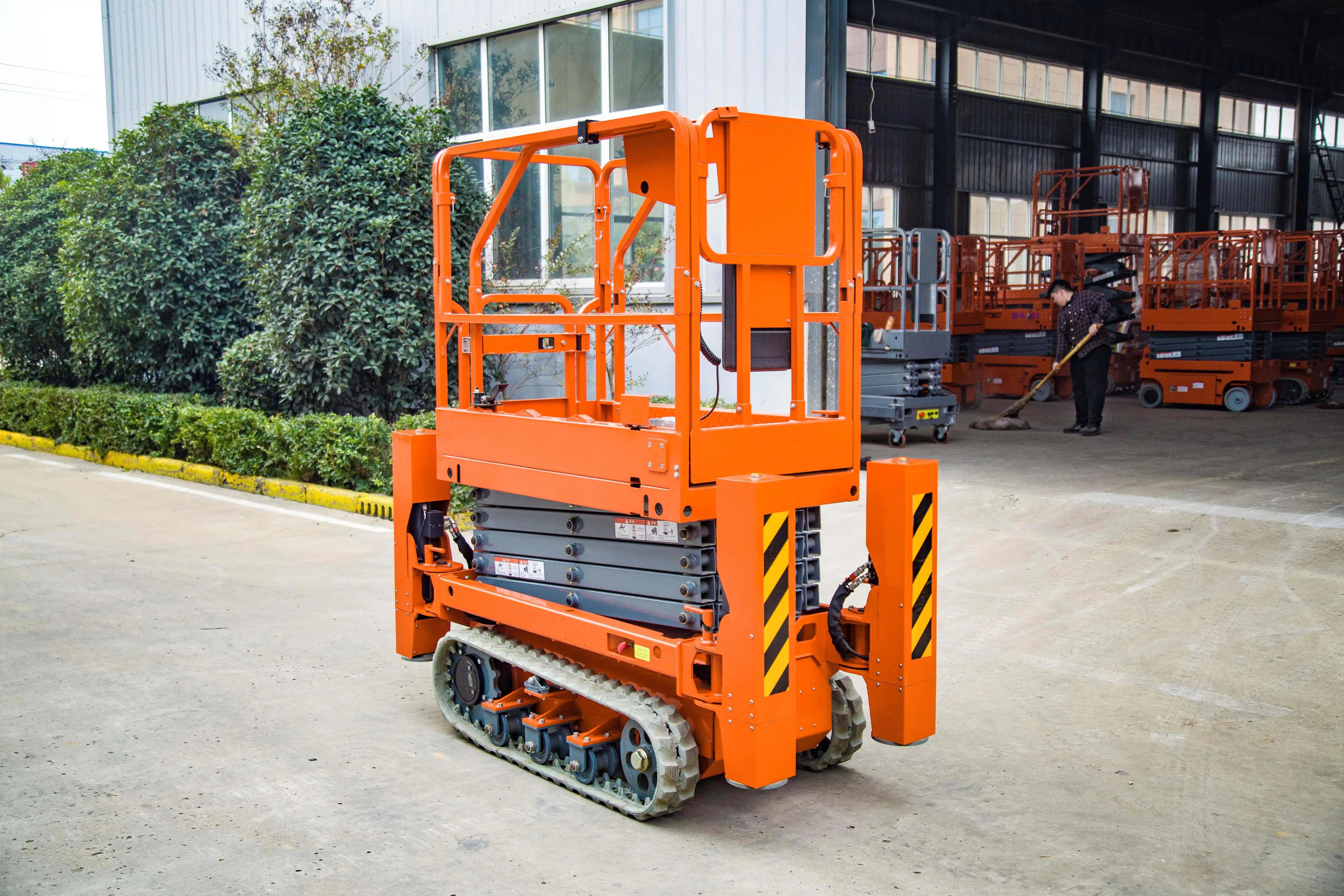 Super Discounts Self-Propelled Track Lift Mobile Hydraulic Electric Scaffold Work Crawler Lifting Platform for Rough Terrain