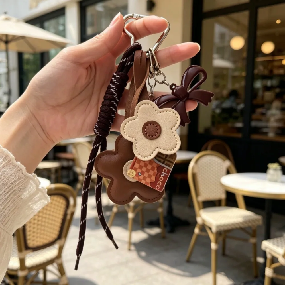 Llavero de cuero con diseño floral, cordón trenzado y lazo acrílico color chocolate, accesorio floral y comestible adorable para mujeres y niñas