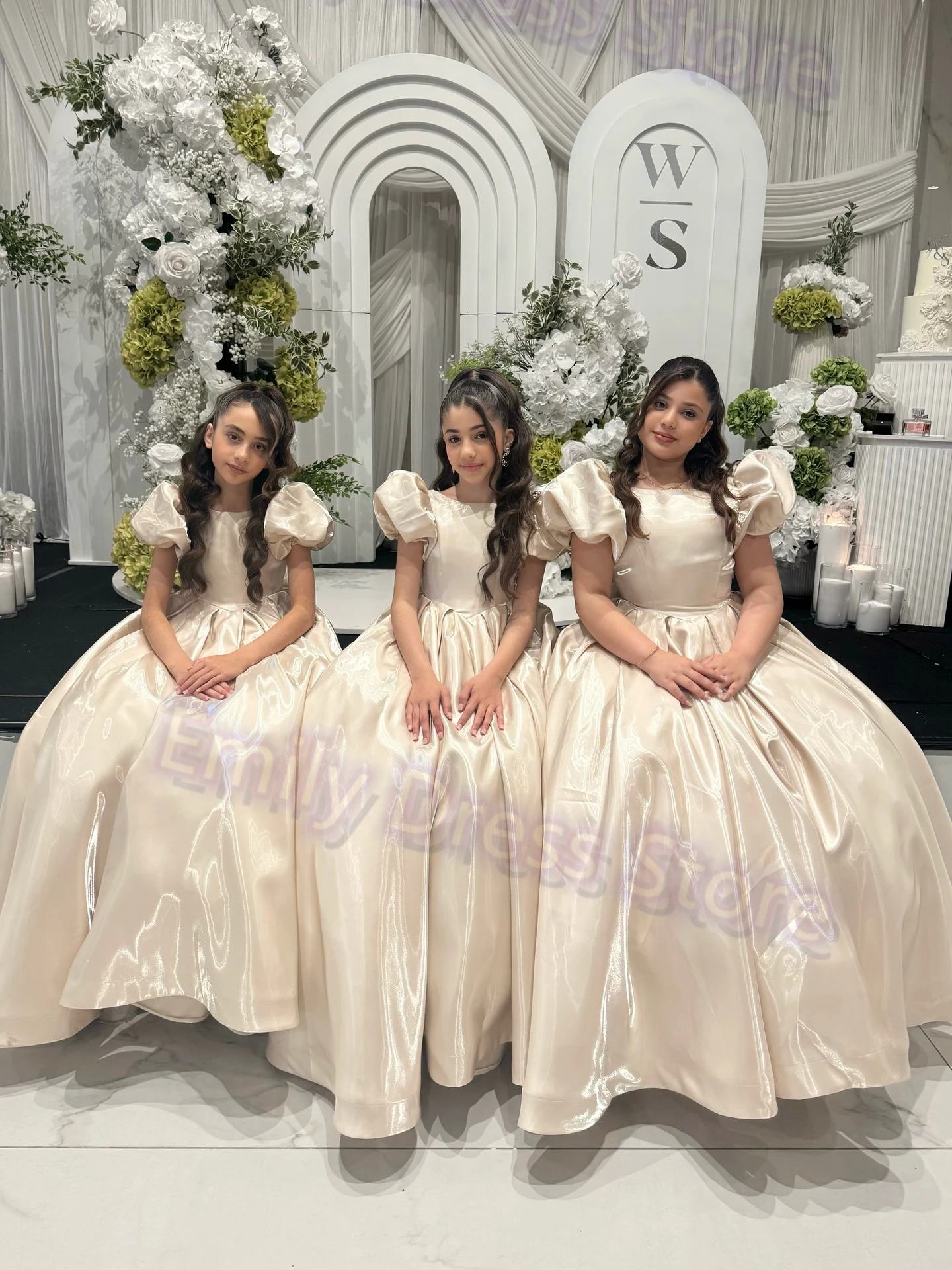 결혼식을위한 맞춤형 샴페인 플라워 걸 드레스 리본이 달린 새틴 푹신한 바닥 길이 어린이 생일 첫 성찬식 가운