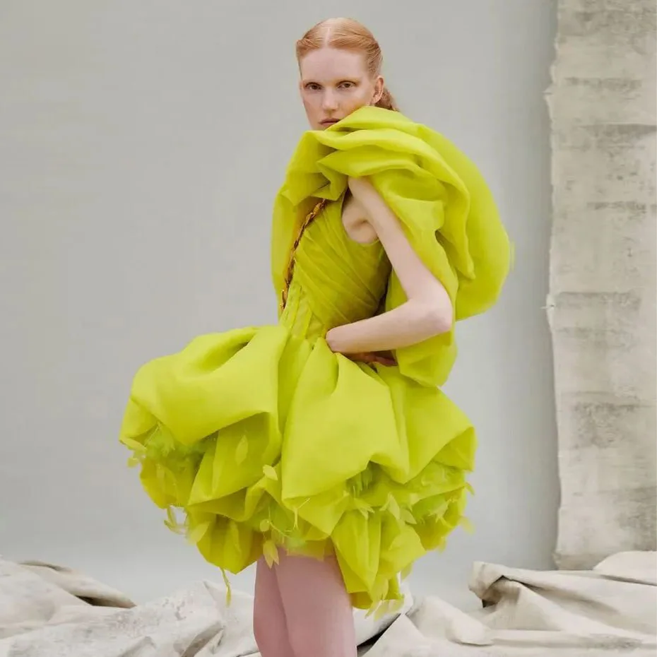 Chic abito da sera corto con volant verde Neon con piume abito da ballo in Organza arruffato con una spalla 2023 abiti da cerimonia da sera da donna