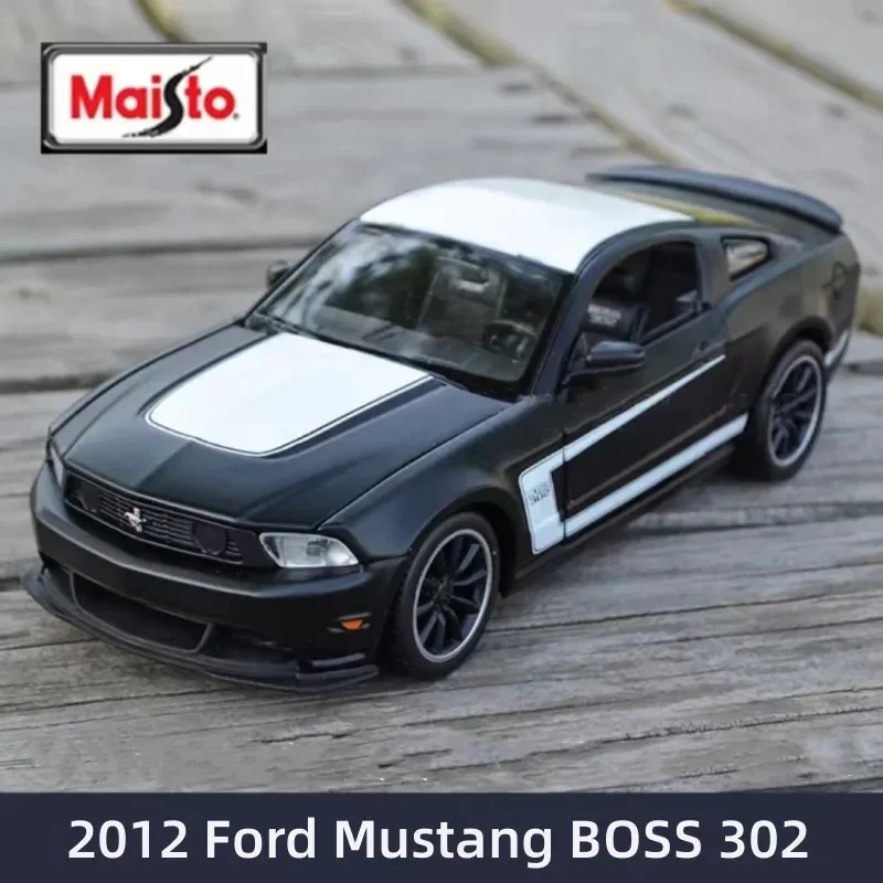 

Спортивная модель спортивного автомобиля Maisto 1:24 2012 Ford Mustang BOSS 302, литые игрушечные автомобили, искусственная коллекция, подарок для детей