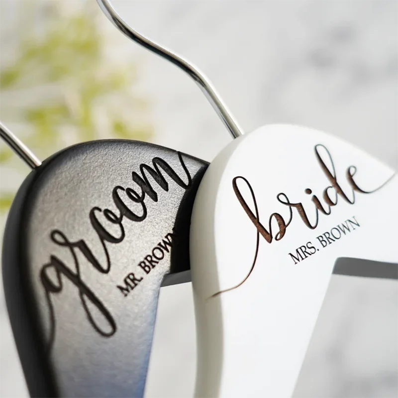 Juego de 2 perchas personalizadas, perchas grabadas para novia, novio, regalo de boda, colgador de vestido de novia personalizado, decoración de boda