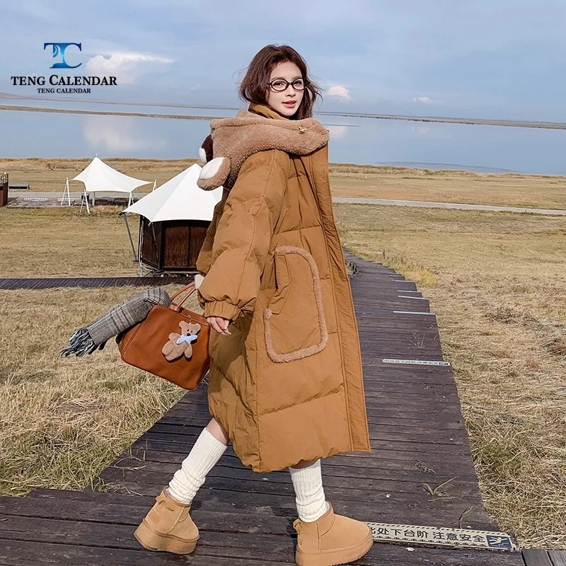 Piumino con cappuccio con stampa orso color caffè, giacca calda giocosa che riduce l'età con giunture di media lunghezza, nuovo stile invernale 2025 da donna