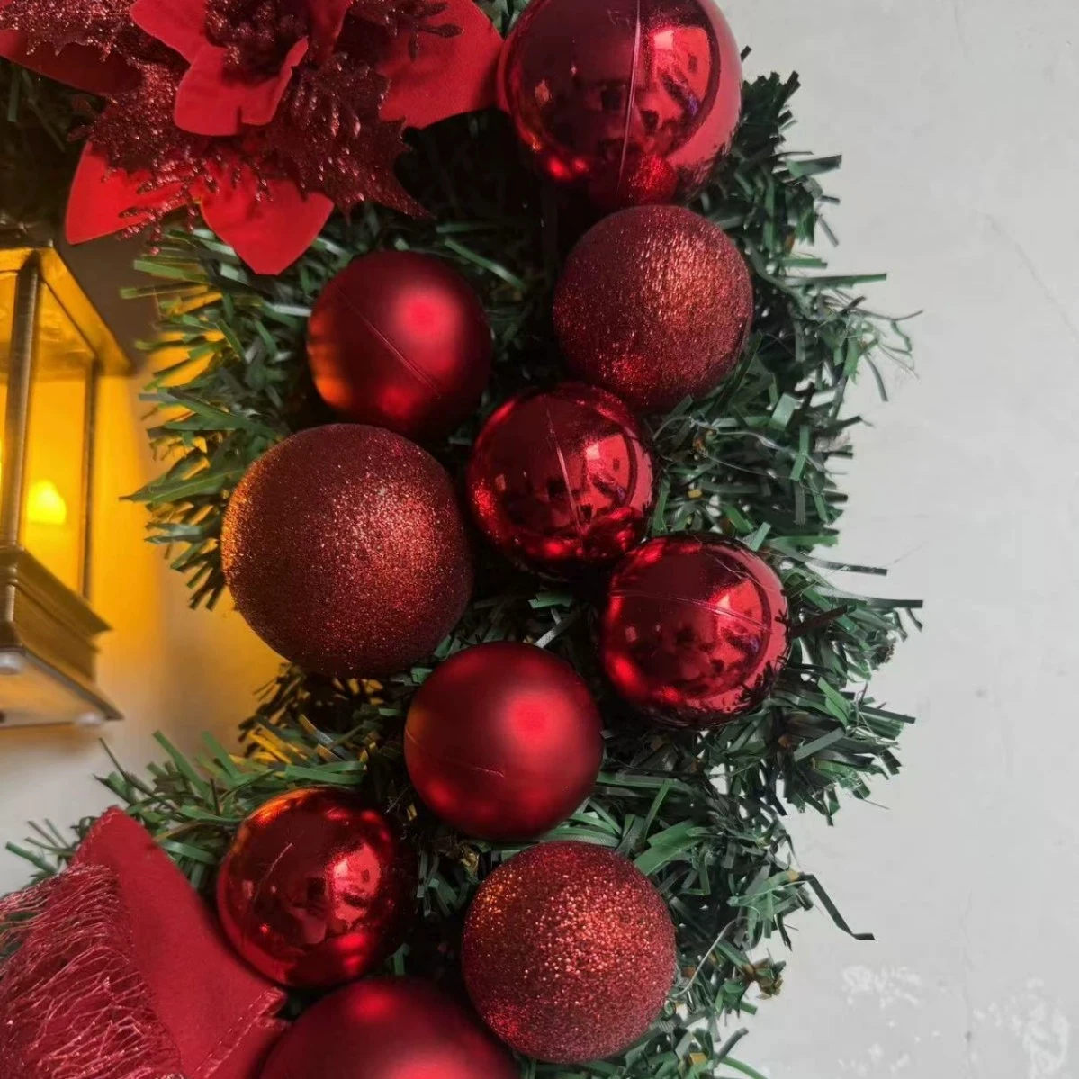 40 cm Weihnachtskranz mit Laterne, Haustürgirlande mit großer Schleife, saisonale Verzierung, Weihnachtsdekoration für Haustürwand – Detail 4