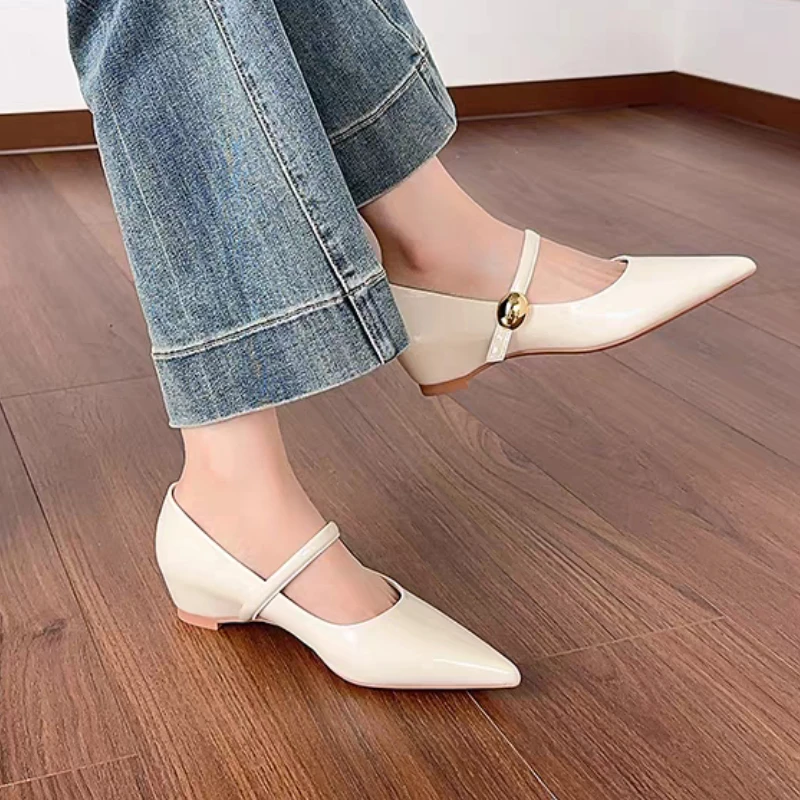 Moda simples venda quente único sapatos femininos outono novo vintage apontou toe boca rasa uma cinta sapatos de salto baixo