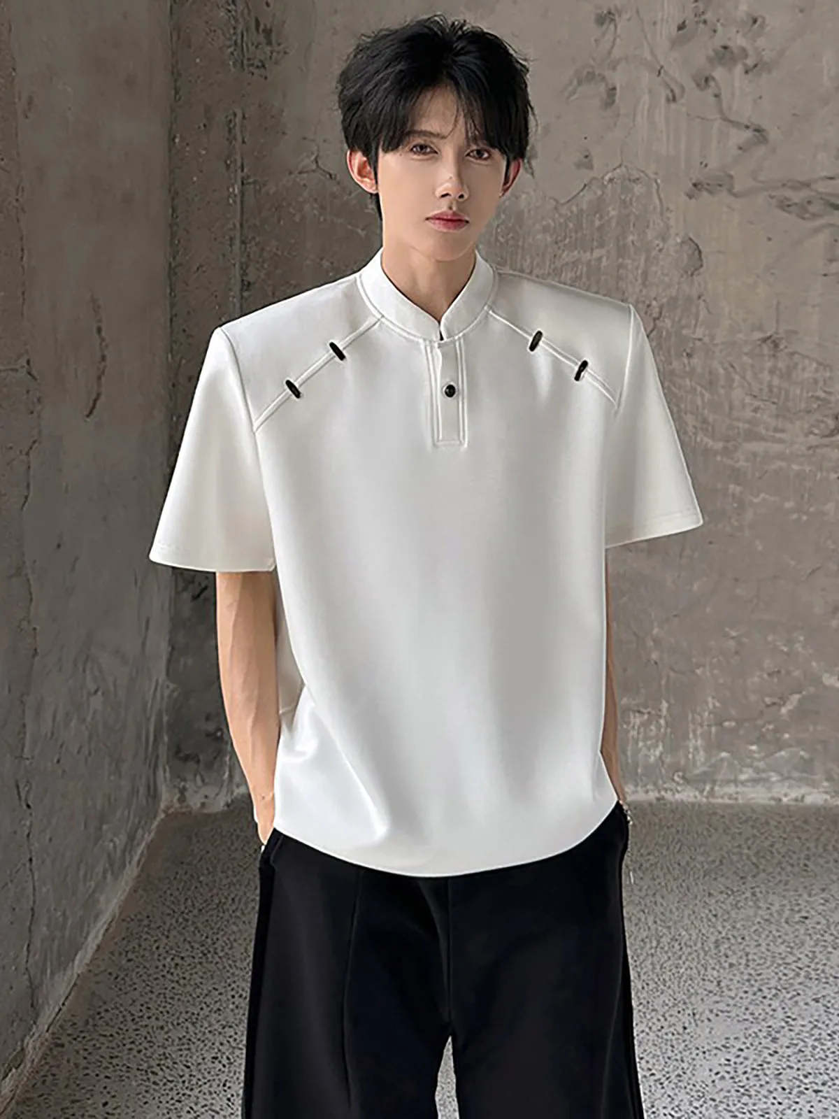 White Deconstructed Shoulder Pad Henry Collar Short Sleeve Men's Fashion Metal Design CleanFit Half Sleeve American Style T-S...