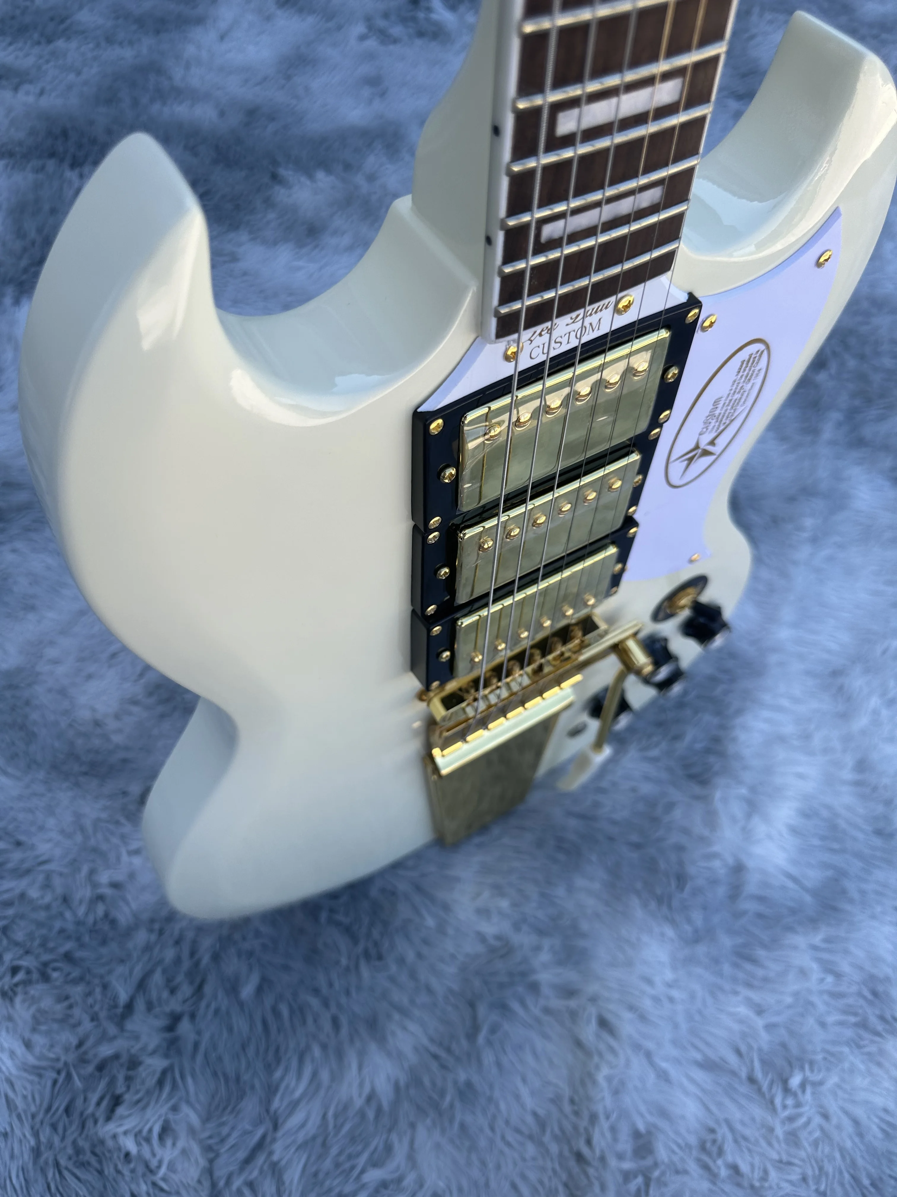 Customized electric guitar, SG electric guitar, cream white, gold vibrato, in stock, lightning package