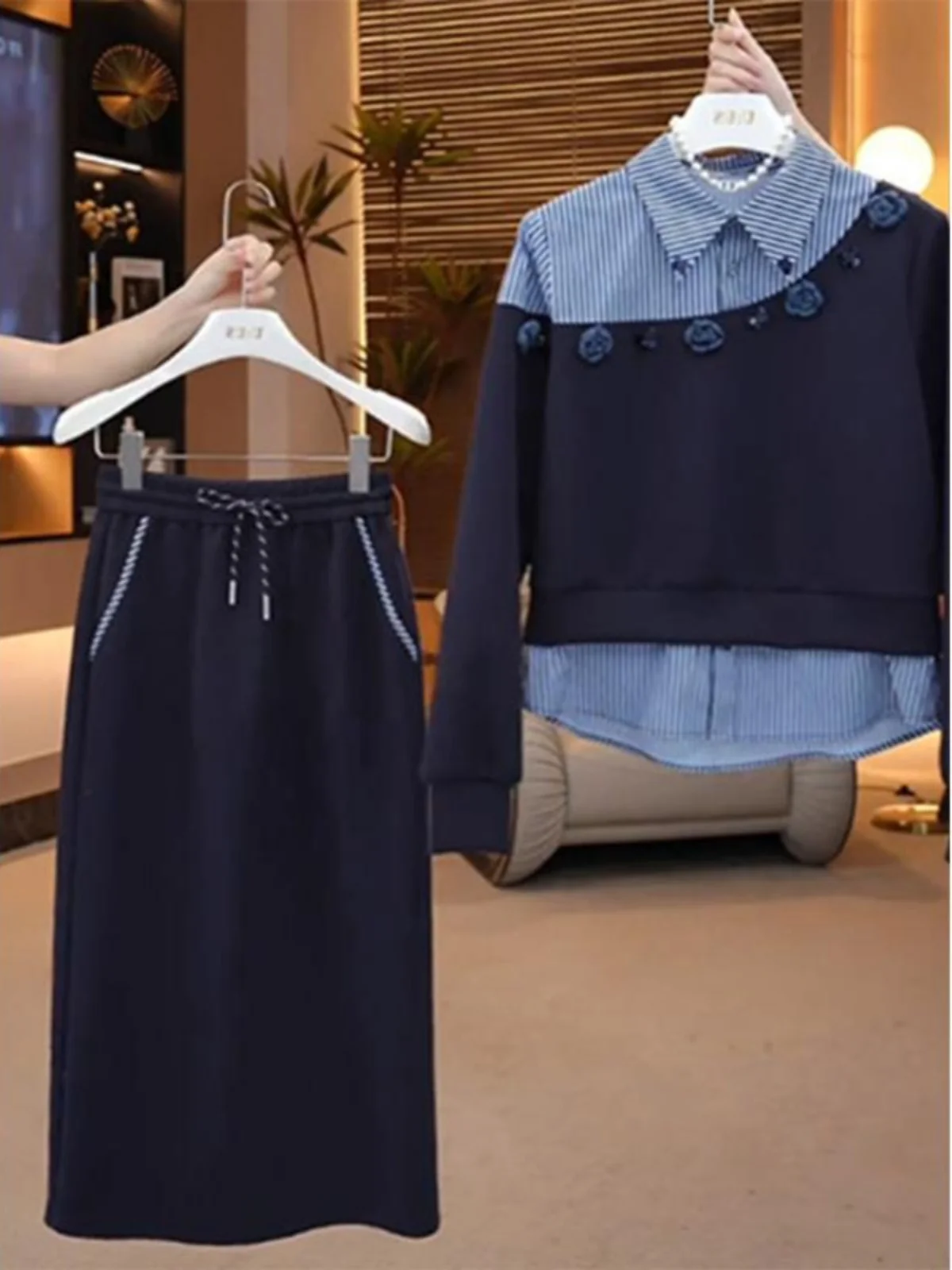 

Модный спортивный комплект с полосатыми вставками: худи и юбка для женщин, повседневный, для отдыха, осень-зима, новинка, рукав три четверти