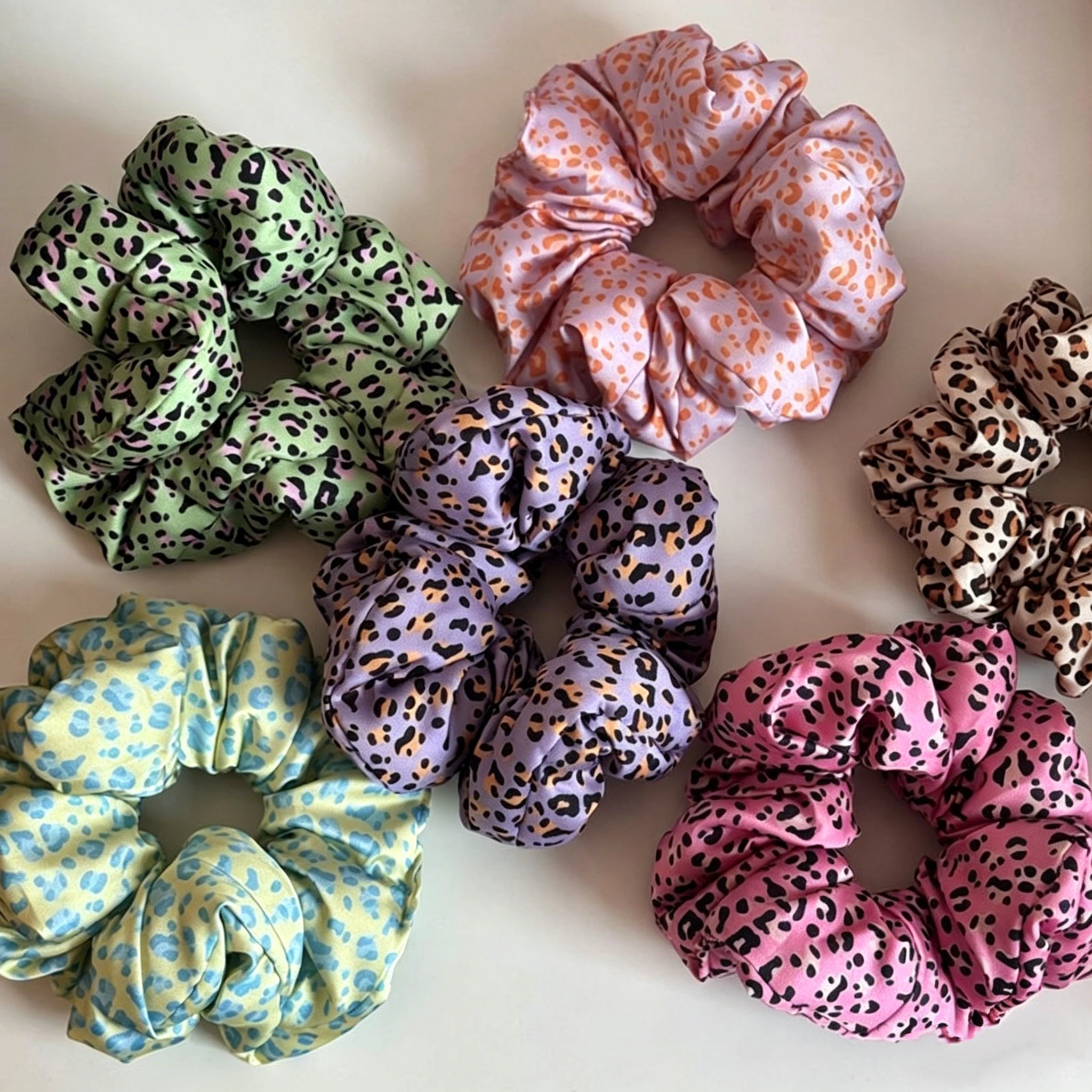 2026 Koreanischer Leoparden-Scrunchie: Elastisches Haargummi für Damen – Einfache, vielseitige Duttfrisur