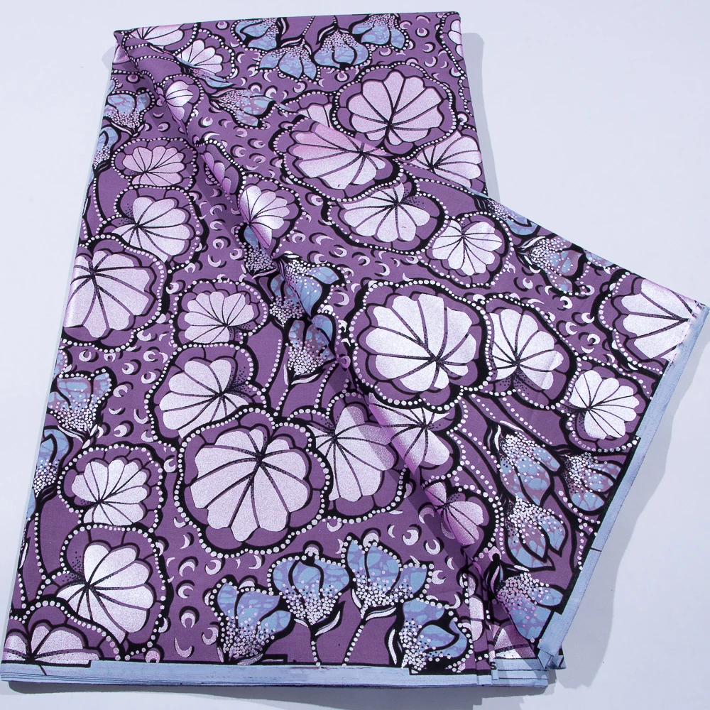 Hochwertiger niederländischer Wachsstoff mit violettem Blumenmuster und vergoldeten Verzierungen - Ankara-Wachsdruck im afrikanischen Stil für die Kleiderherstellung