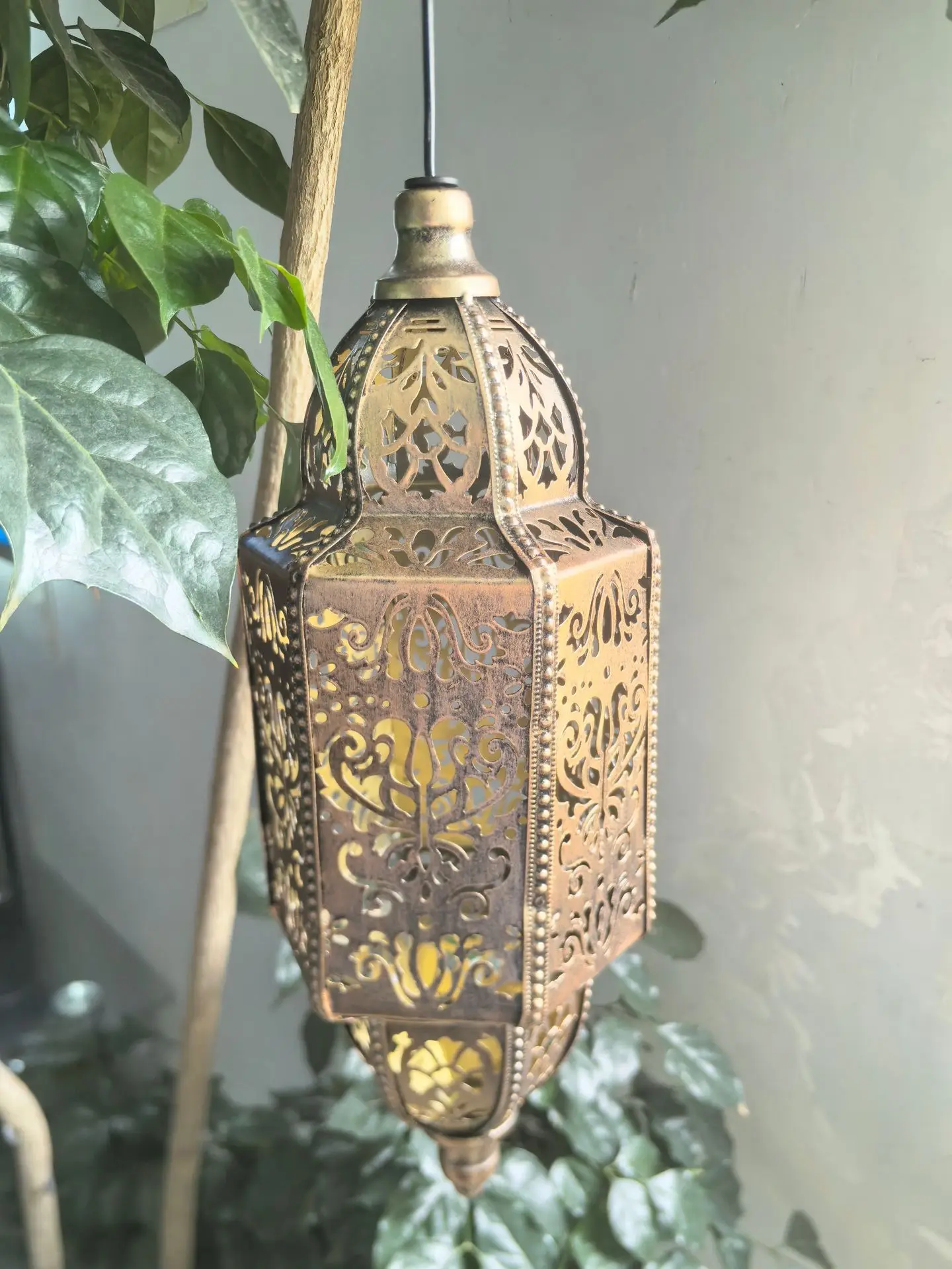 Baroque cross-border European and American style courtyard lantern solar ironwork baroque hollowed-out B&B literary atmosphere p