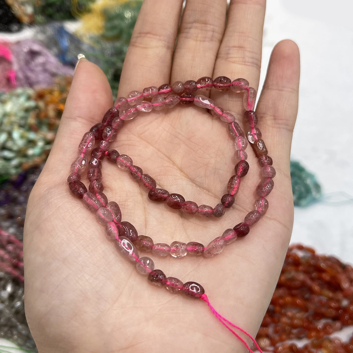 Naturstein, unregelmäßige Perlen, 3–5 mm, zum Basteln von Schmuck, für DIY-Halsketten, Armbänder, Ketten und Ohrringe. – Detail 5
