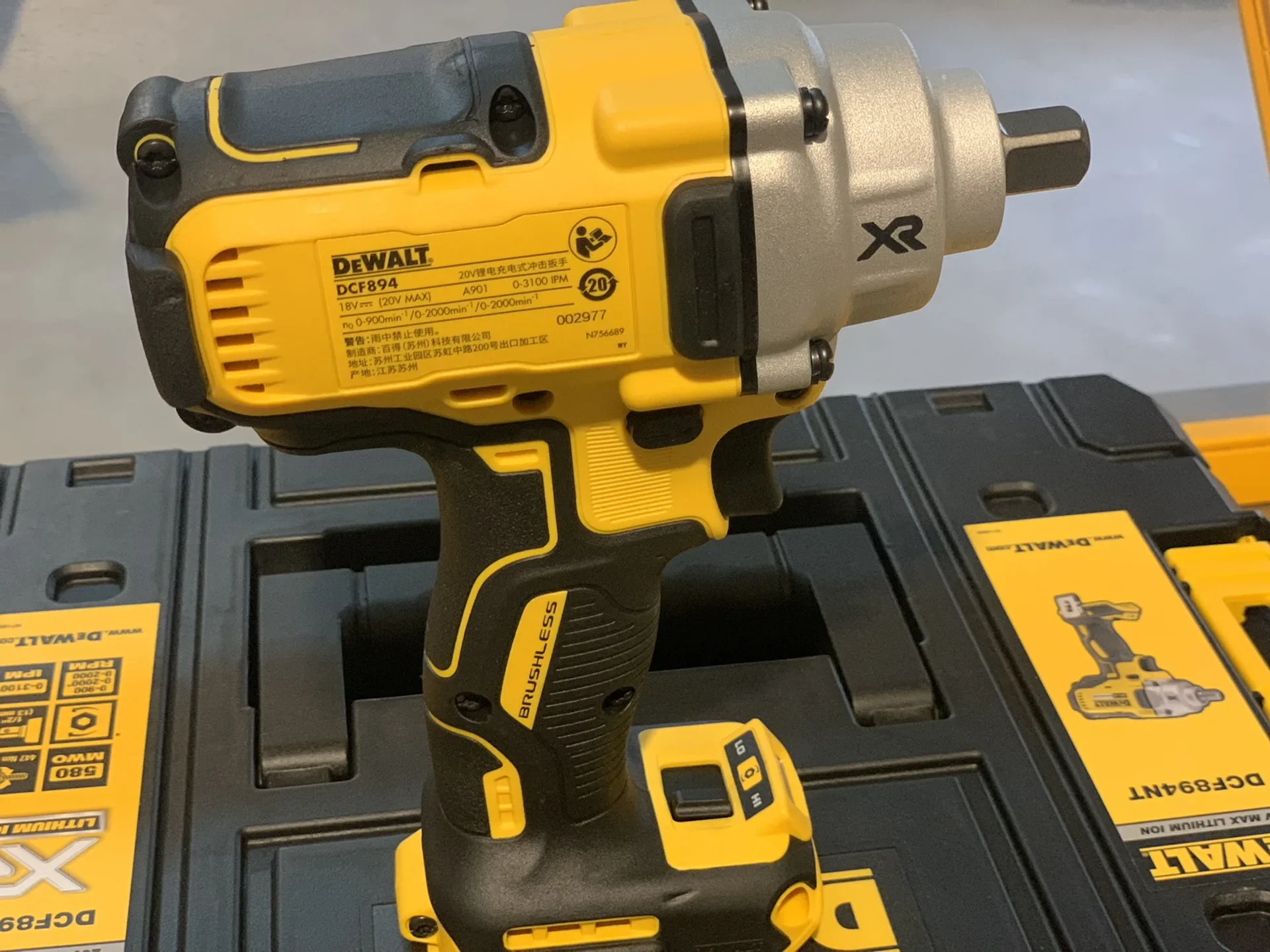 DEWALT DCF894 Kit 1/2in Mid-Range Brushless Cordless Impact Wrench With Detent Pin Anvil 18V Lithium 447NM  body only