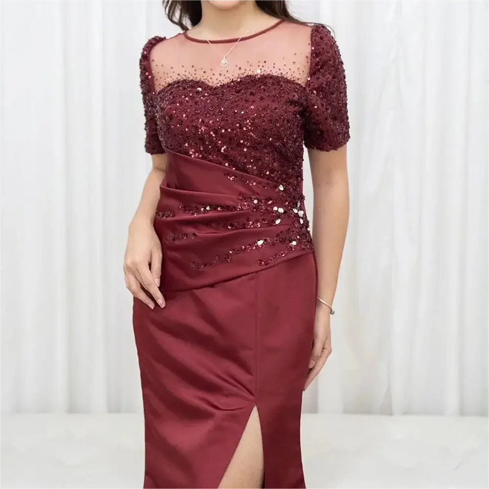 Maßgeschneiderte Meerjungfrau-Abschlussballkleider, bodenlang, O-Ausschnitt, kurze Ärmel, Abendkleid, modisches, mit Pailletten besetztes, seitlich geschlitztes, drapiertes Partykleid