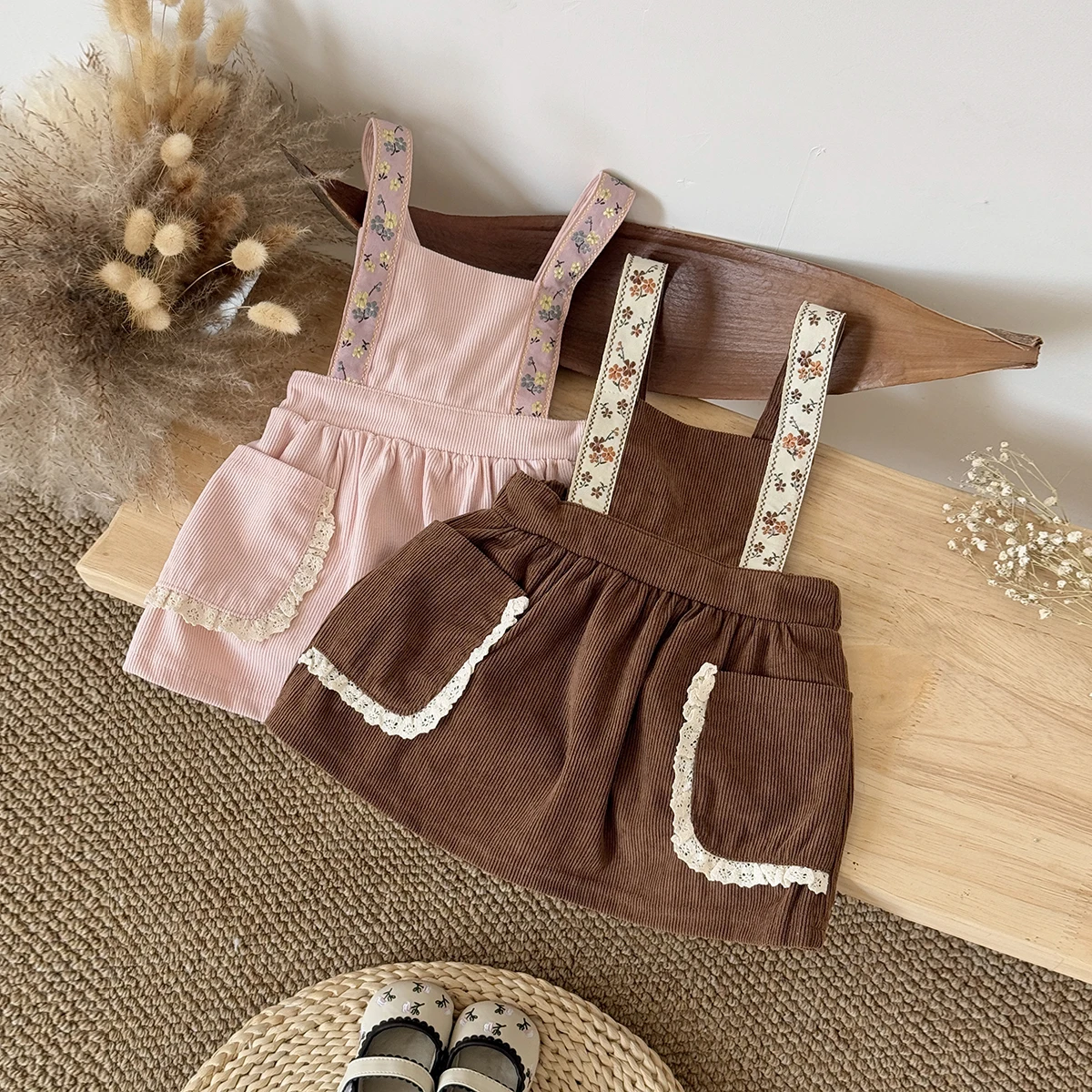

Autumn New Cute and Simple Baby Corduroy Strap Skirt with Lace Edge Pocket Lace Strap Baby Girl Clothes