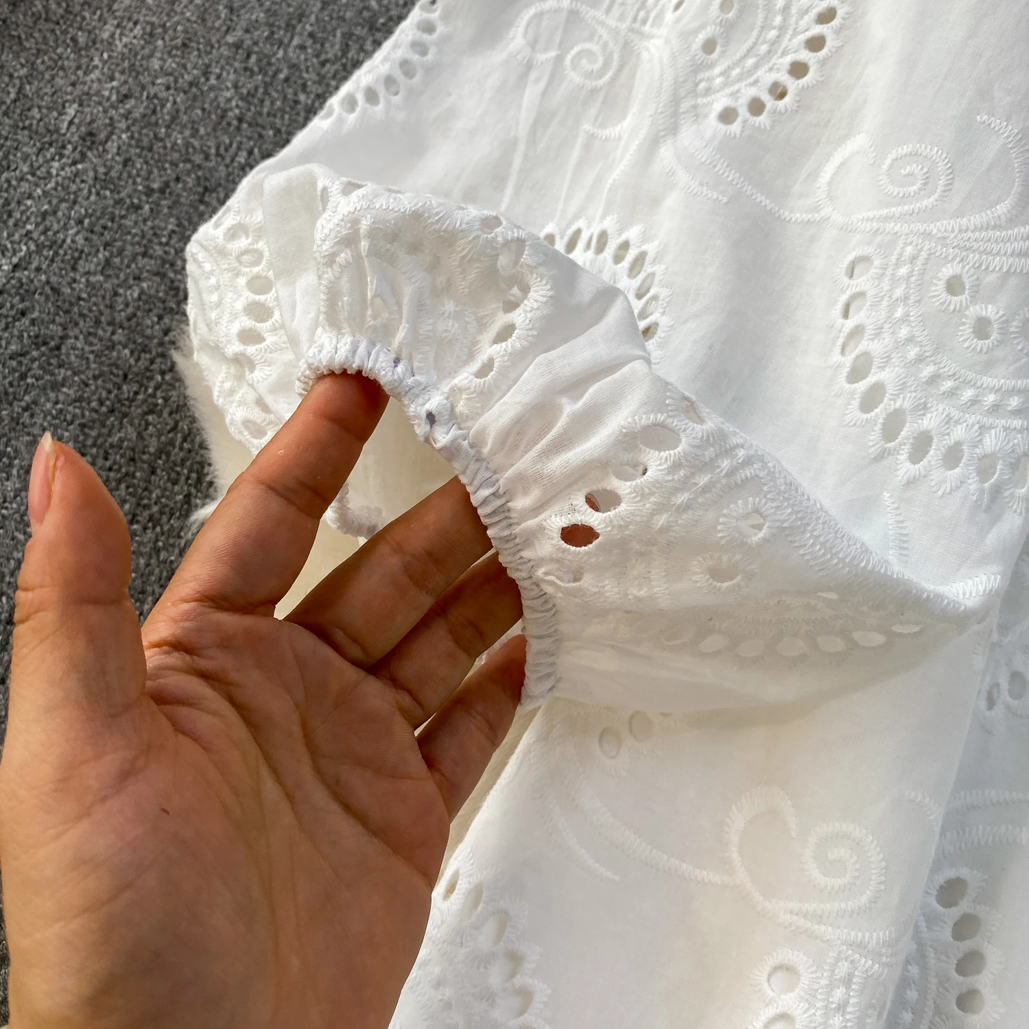 Sukienka damska w stylu boho, jednolita, z wycięciami, kwiatowym wzorem, luźna, w kształcie litery A, z długimi rękawami typu latarnia, dekolt w serek, długość do połowy łydki.