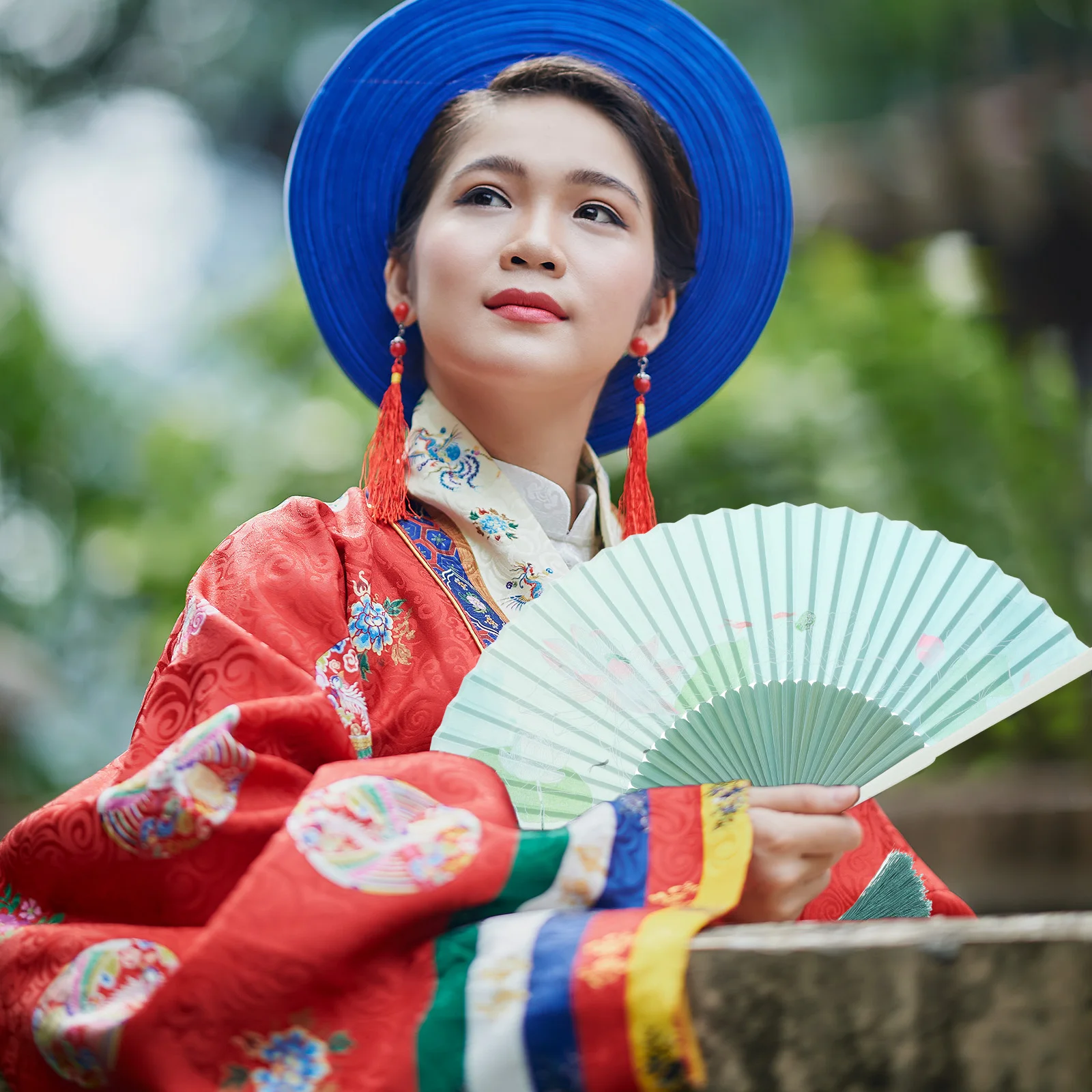 

Floral Hand Chinese Vintage Style Foldable Bamboo Silk Fan Lightweight Retro Decorative Fan For Party Dance Props