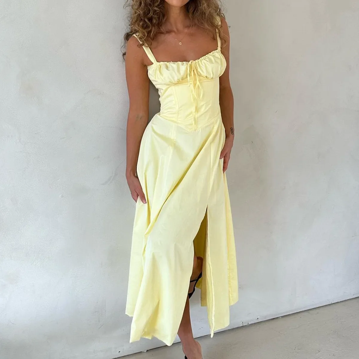 Damskie letnie sukienki w kwiatowy wzór, słodkie eleganckie sukienki wakacyjne, codzienne sukienki z rozcięciem, niebieskie sznurowane sukienki bez ramiączek z odkrytymi plecami, nowość 2025