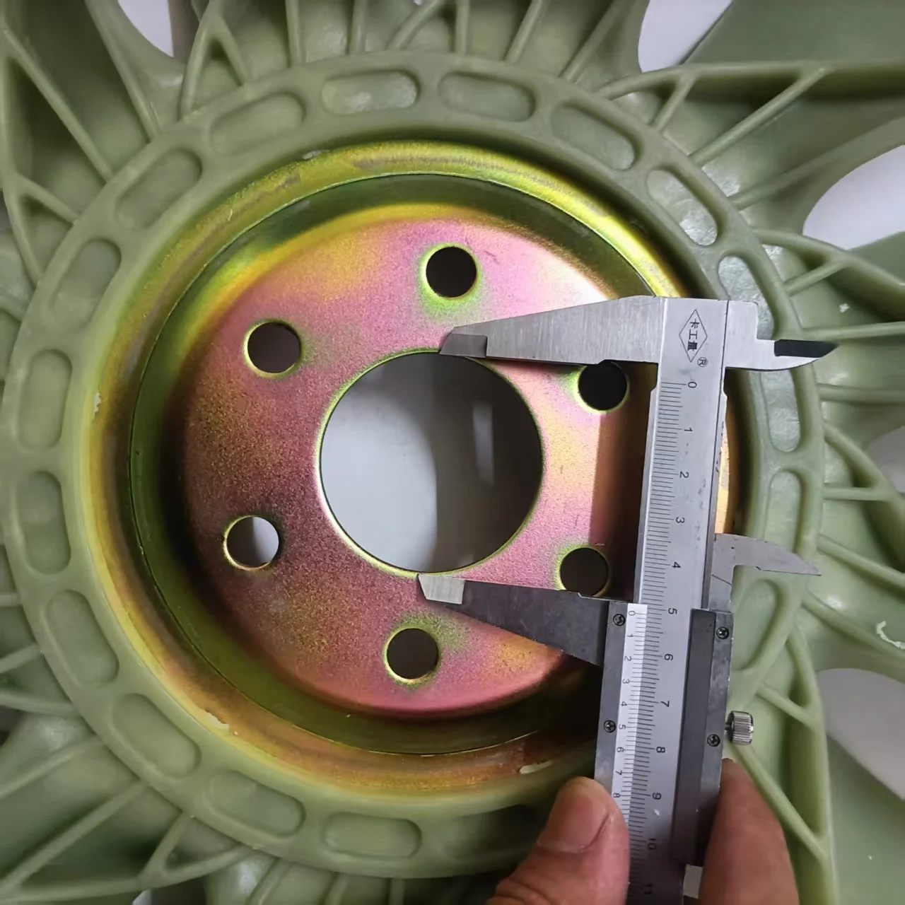 Komatsu PC60-6/7 Hoja de ventilador de excavadora de cabezal pequeño 4D95 Motor 6 orificios 12 aspas Pieza de repuesto para equipos pesados