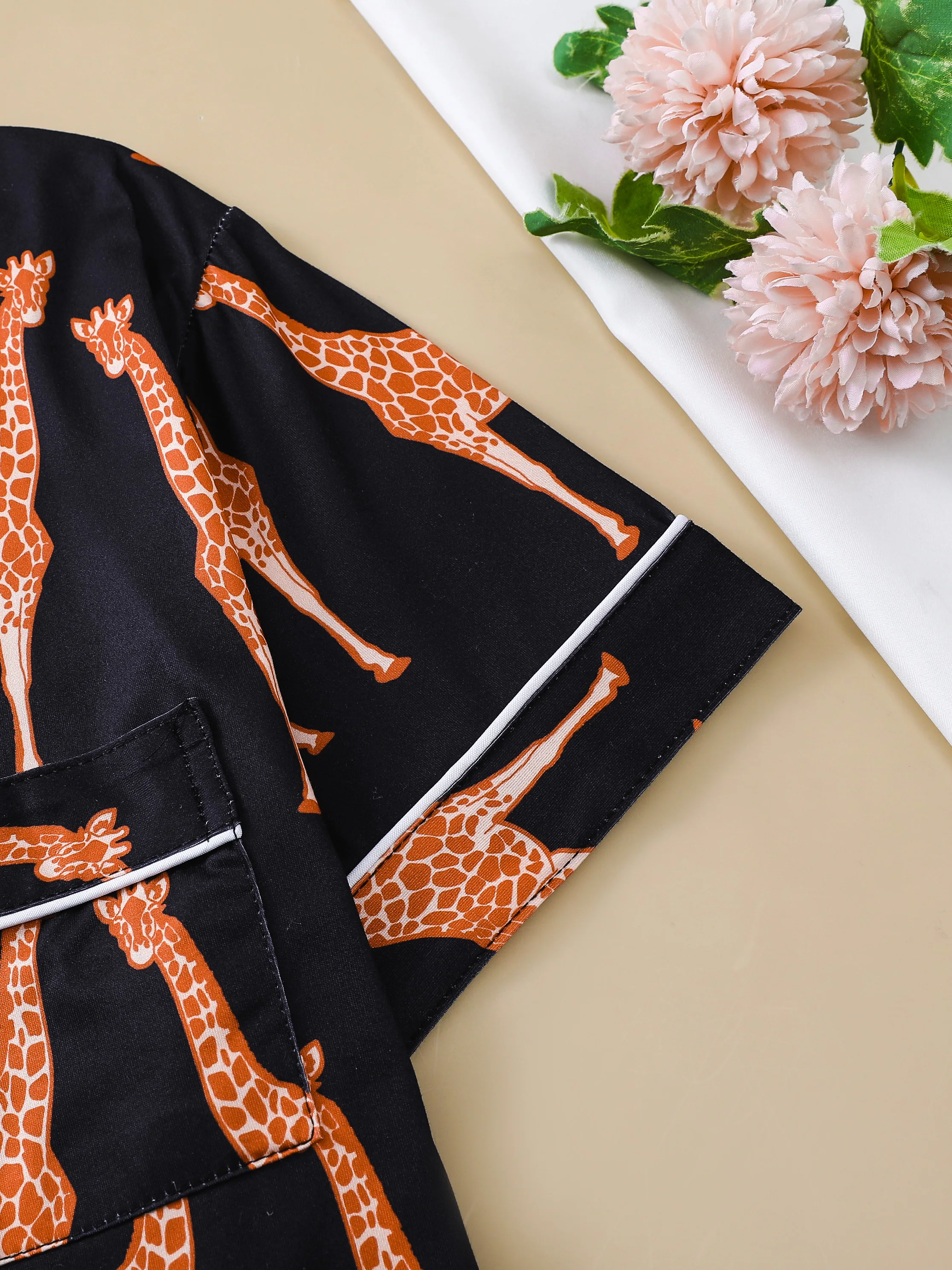 Giraffe print pyjama set short-sleeved roll-down button-up top and comfy elasticated waistband shorts women\'s loungewear