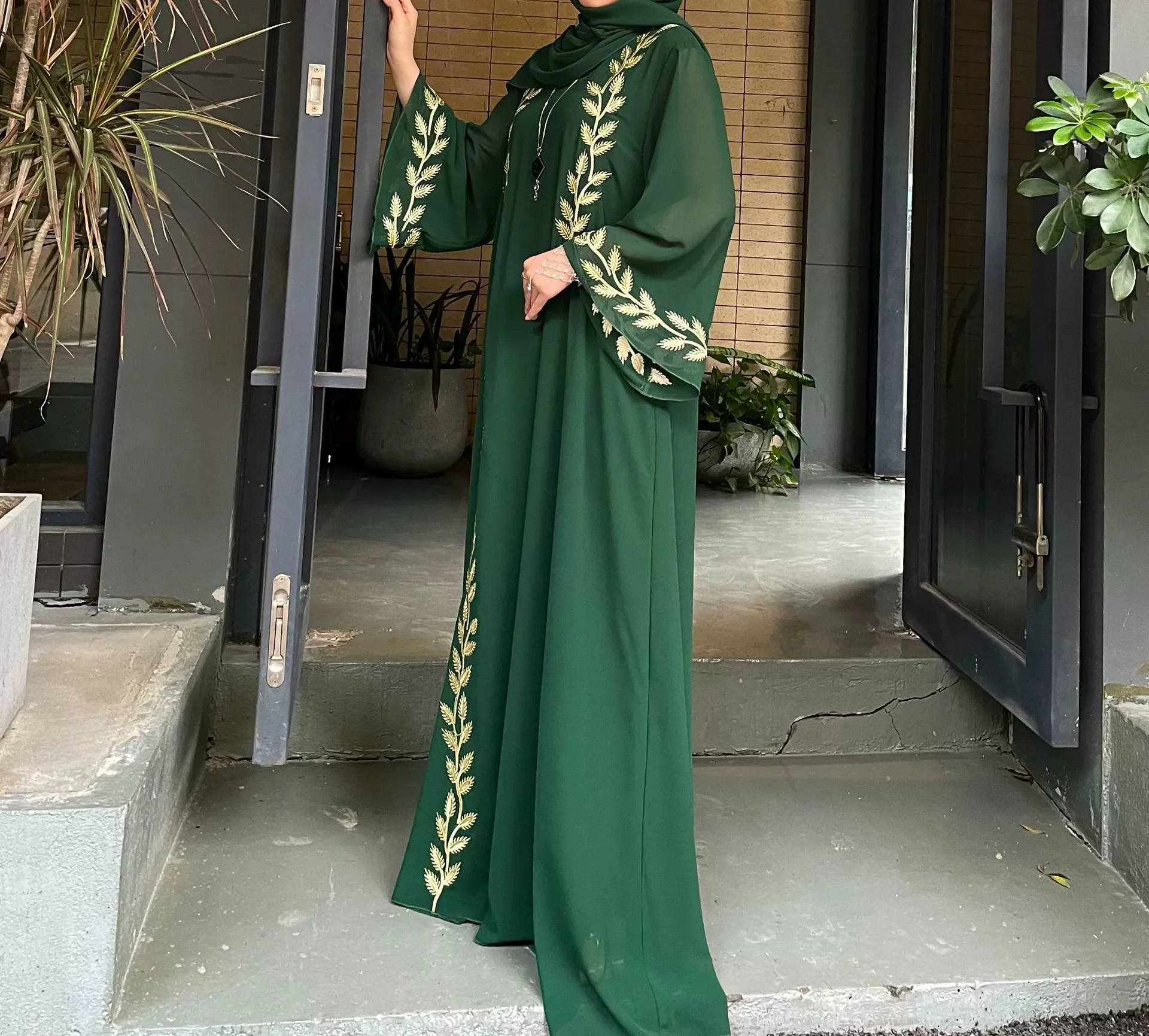 ชุดเดรสยาวผ้าชีฟองสีชมพู คอทรงกลม ลายปักพืชพรรณ สไตล์มุสลิม แฟชั่นตะวันออกกลาง รอมฎอน ดูไบ อาหรับ ตุรกี