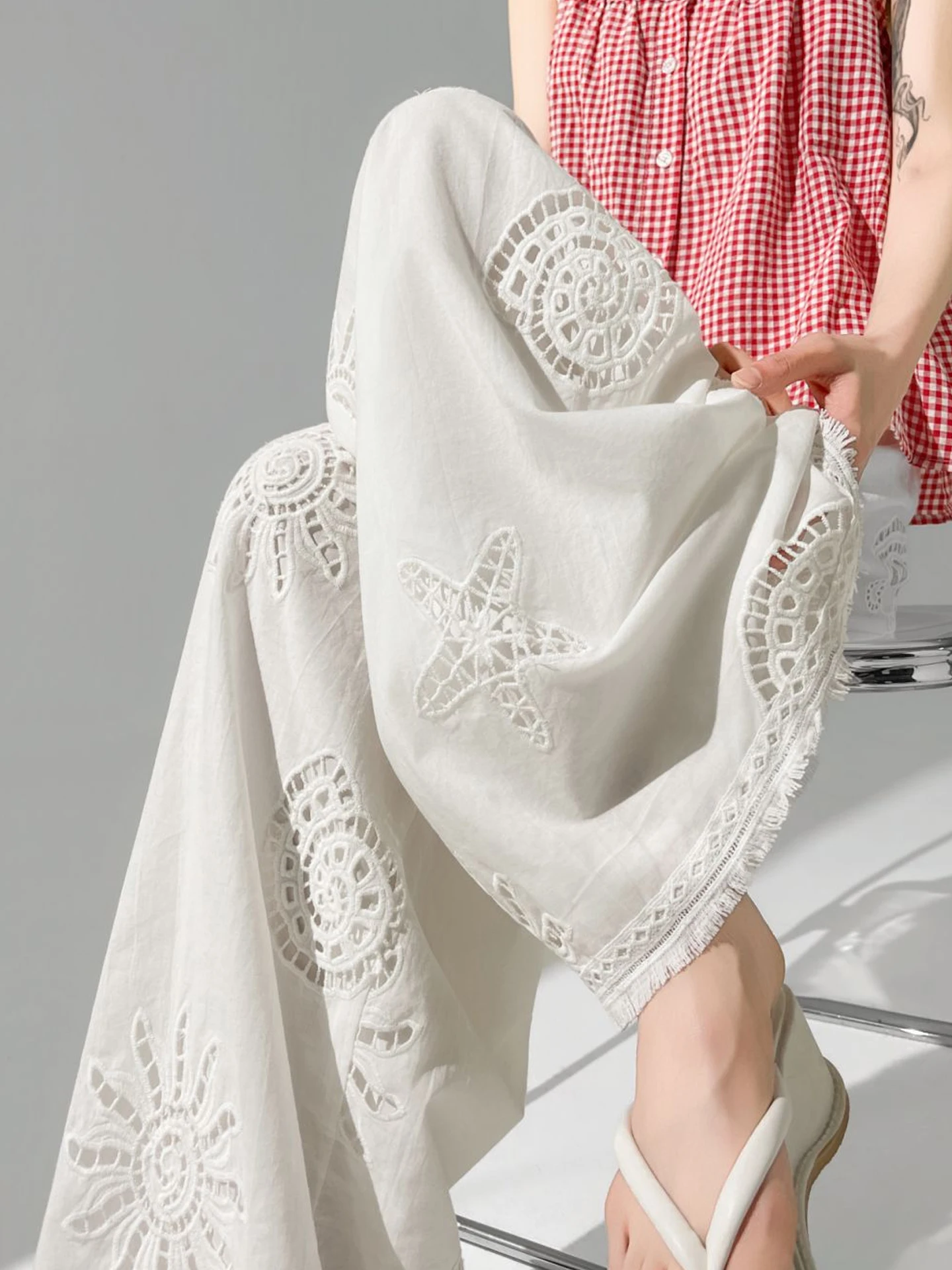 

Белые кружевные брюки с вырезами и прямым кроем, женские, с высокой талией, широкие штанины, летний дизайн, праздничный стиль